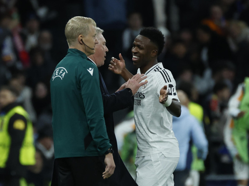 Vinicius celebra con Ancelotti el cuarto gol del Real Madrid contra el Salzburgo.