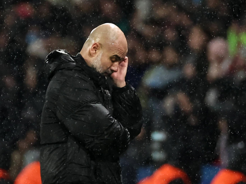 Pep Guardiola, cabizbajo tras la derrota del Manchester City contra el PSG.