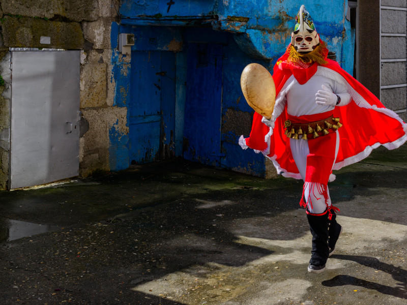 Xinzo de Limia, Galicia (España). 17 de febrero de 2015. Las "Pantallas" (personaje enmascarado que porta vejigas de vaca infladas) recorren las calles del municipio. Son el símbolo por excelencia de este Carnaval.