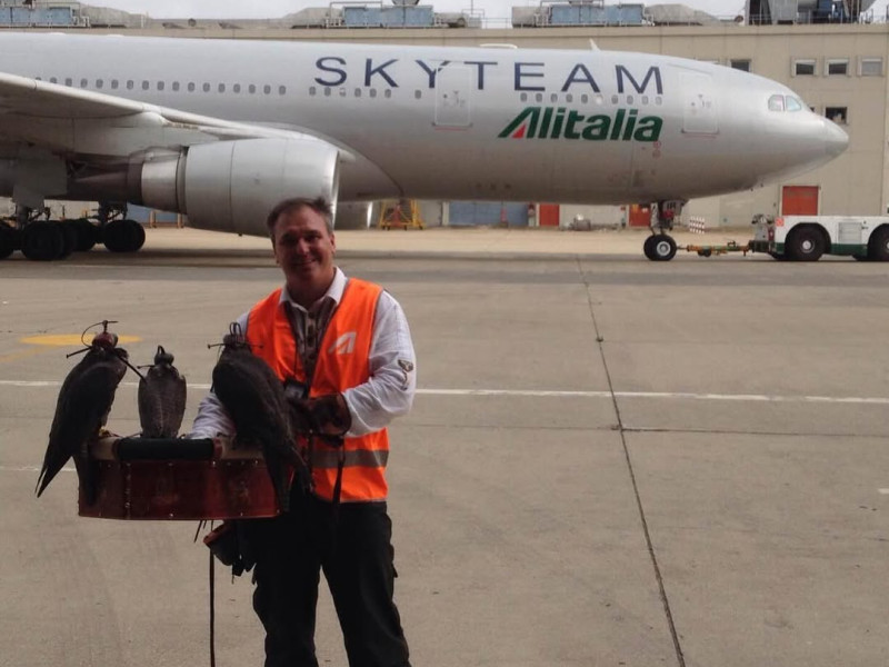 Juan Bernabé con un avión y sus halcones