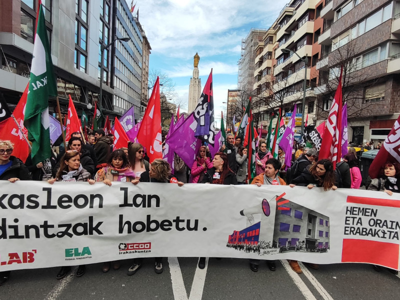 Manifestación de profesores en la primera jornada de huelga educativa en Bilbao