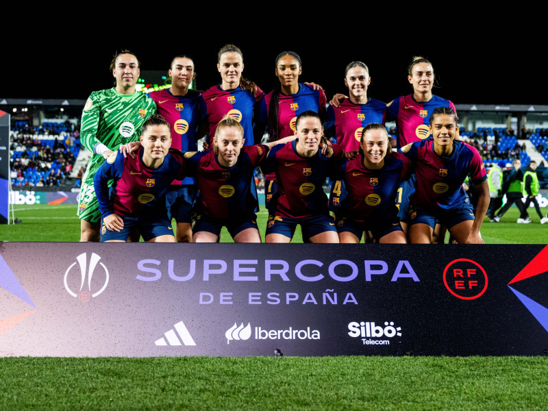Formación del FC Barcelona con las mallorquinas Cata Coll y Patri Guijarro