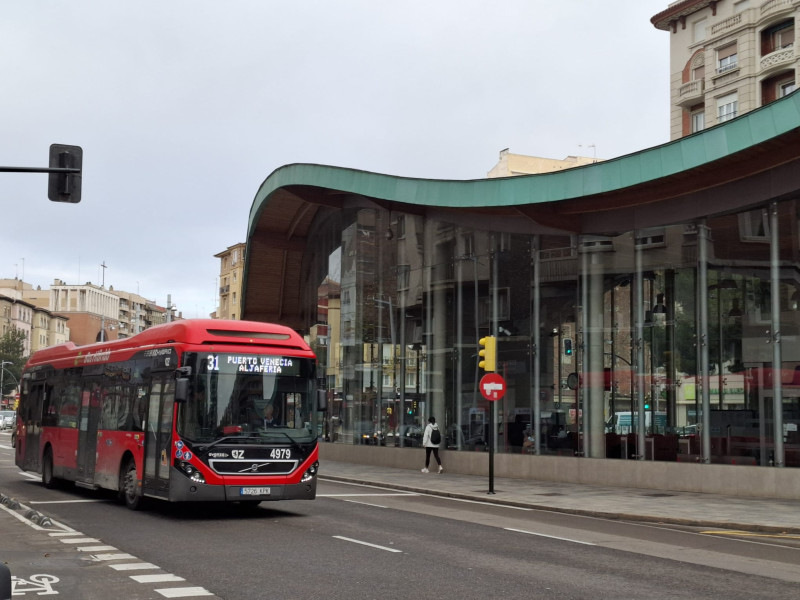 Imagen de la estación de Cercanías de la Avenida Goya y de un autobús urbano.