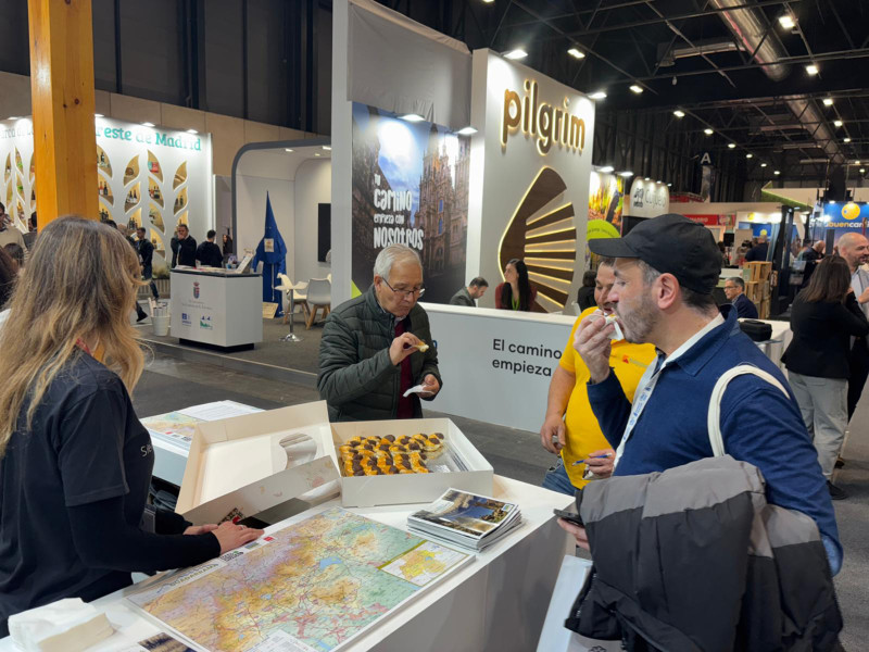 Visitantes a FITUR degustando los Francisquitos de Guadarrama