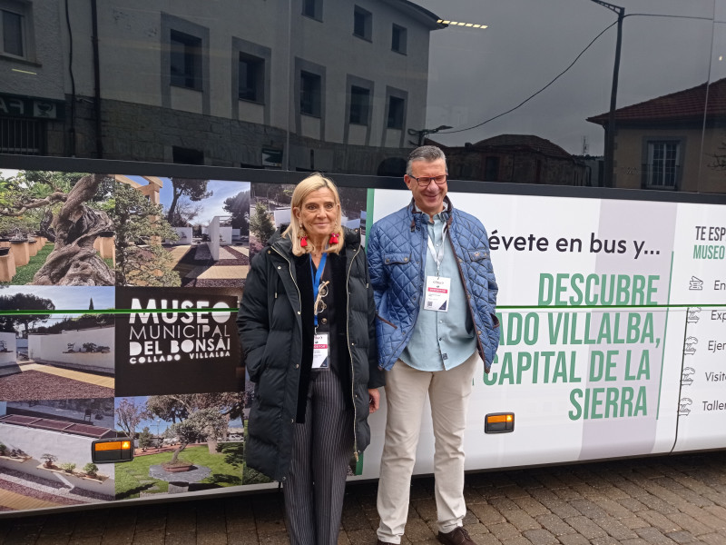 La alcaldesa de Collado Villalba, Mariola Vargas, y el creador del Museo del Bonsái, Juanjo Jiménez