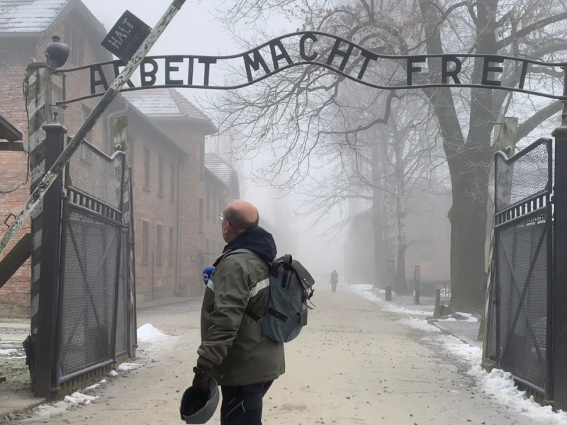 Ángel Expósito en la entrada del campo de concentración de Auschwitz