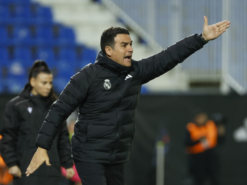 Alberto Toril, entrenador del Real Madrid, da instrucciones a sus jugadoras.