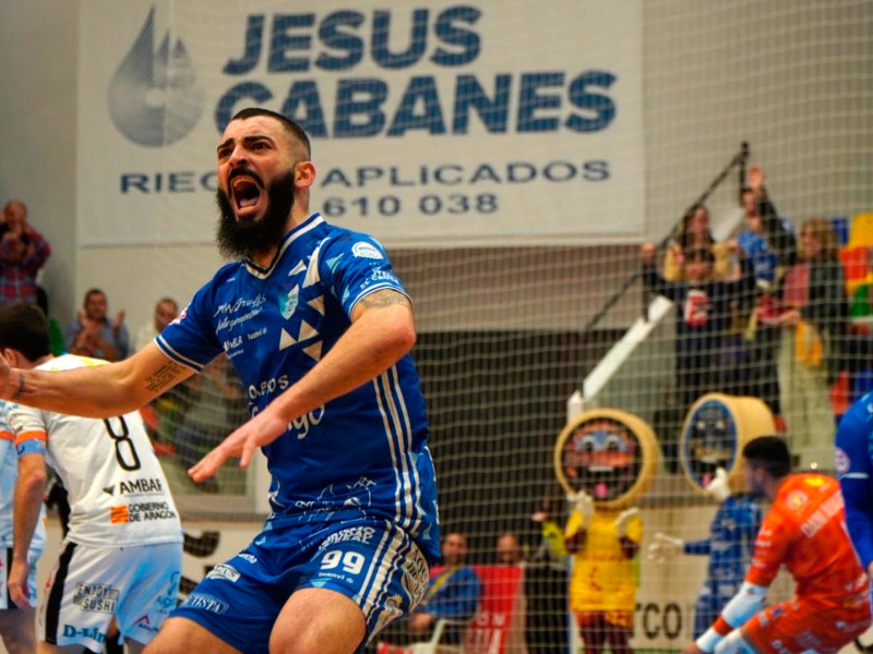 Juan Emilio celebra un gol a favor de Quesos El Hidalgo Manzanares