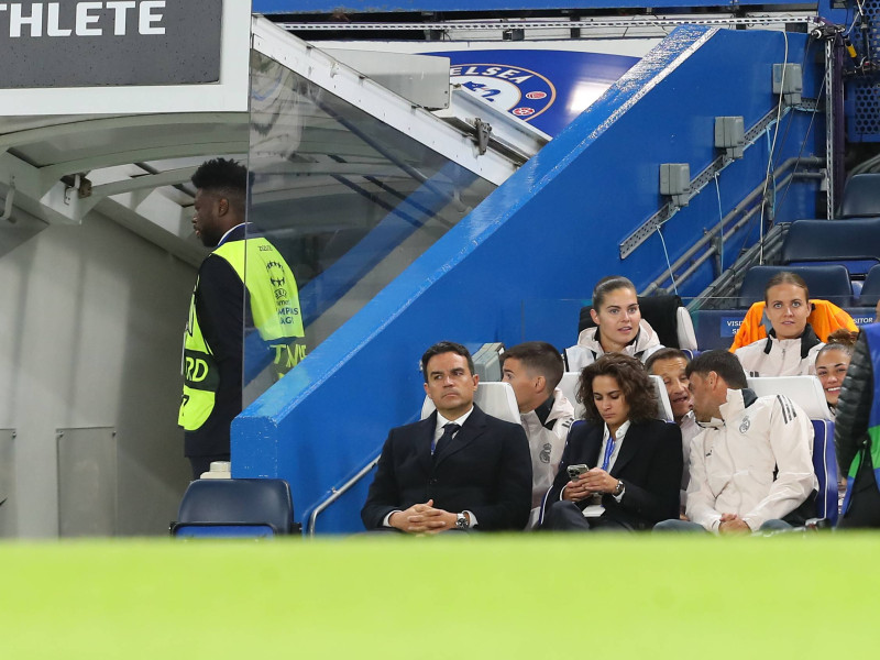 Alberto Toril, junto a su cuerpo técnico, en el banquillo de Stamford Bridge.