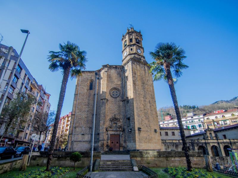 Iglesia de San Andrés en Eibar, España, construida durante los siglos XVI y XVII con estilo gótico.