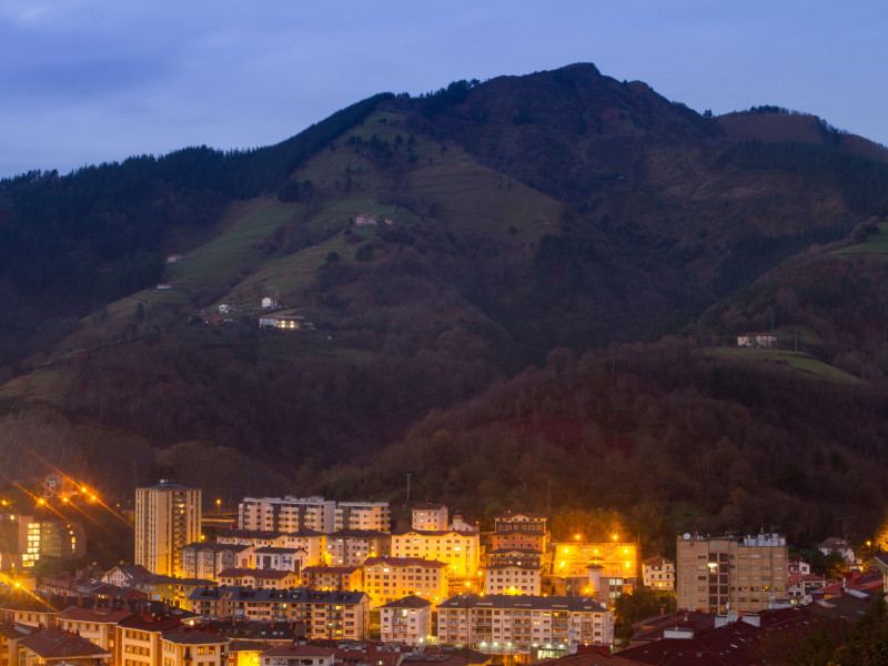 Vista panorámica de Eibar y el monte Urko