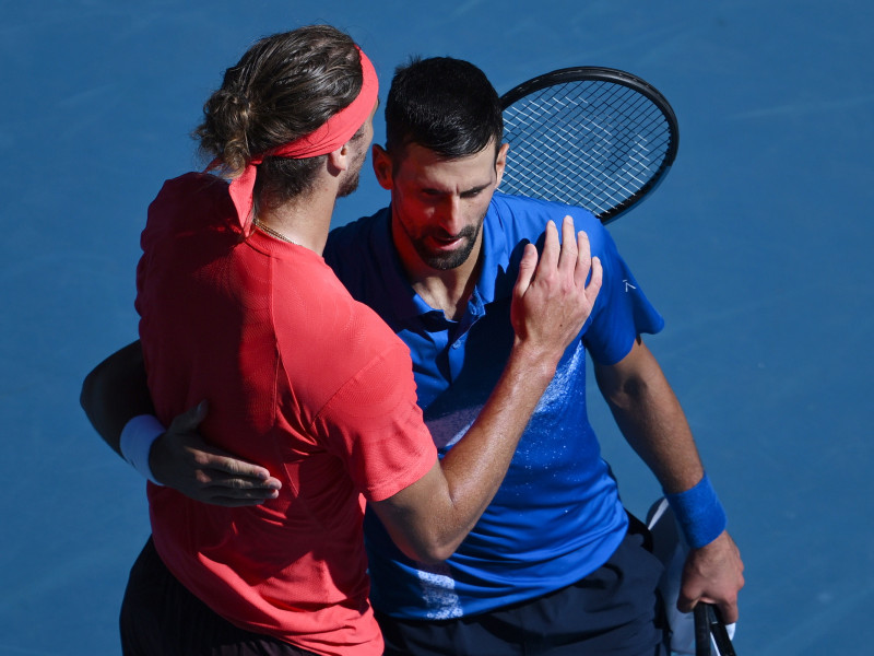 Zverev intenta animar a Djokovic tras su retira en Australia.