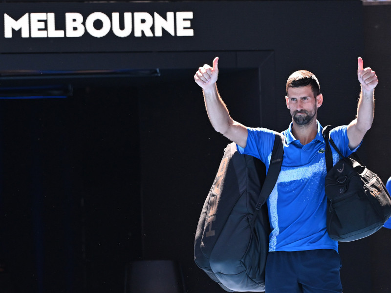 Djokovic responde a los abucheos del público con ambos pulgares hacia arriba.