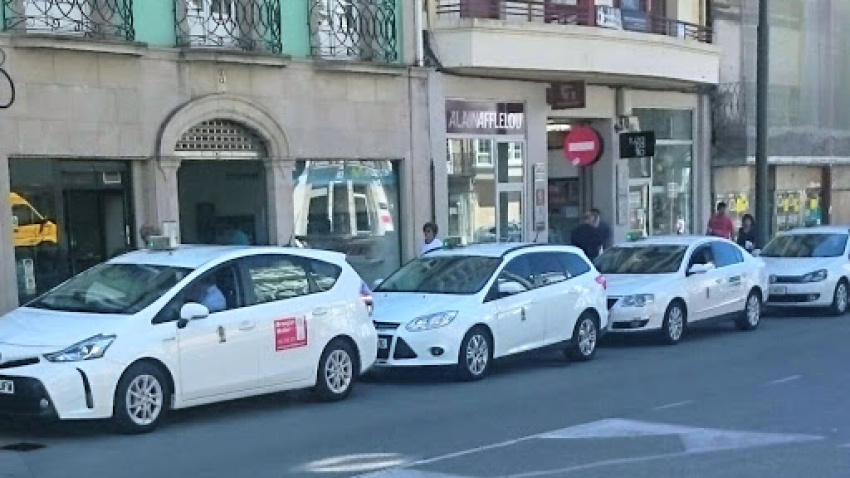 Taxis en una parada del casco histórico de Lugo