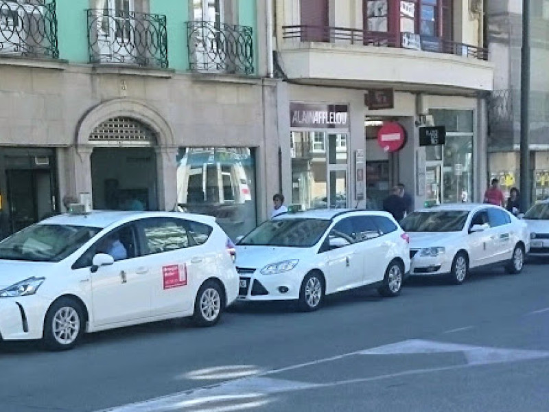 Taxis en una de las paradas del casco histórico de Lugo