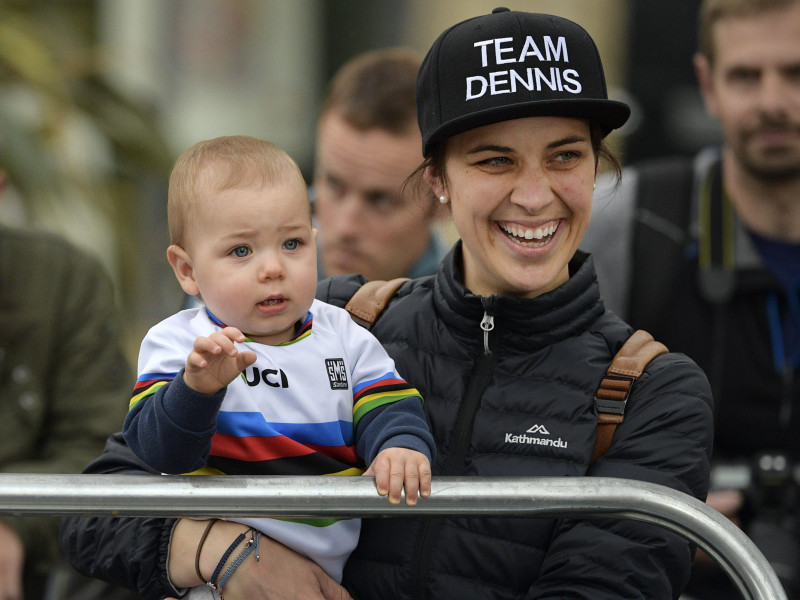 Melissa Hoskins, mujer de Rohan Dennis junto a uno de sus dos hijos.