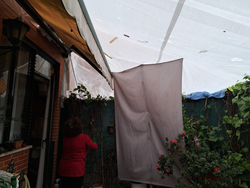 Una vecina ha tenido que cubrir completamente su terraza