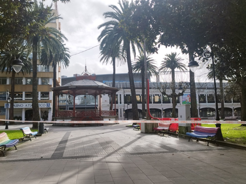 Jardines de Méndez Núñez, en A Coruña, acordonados por el viento