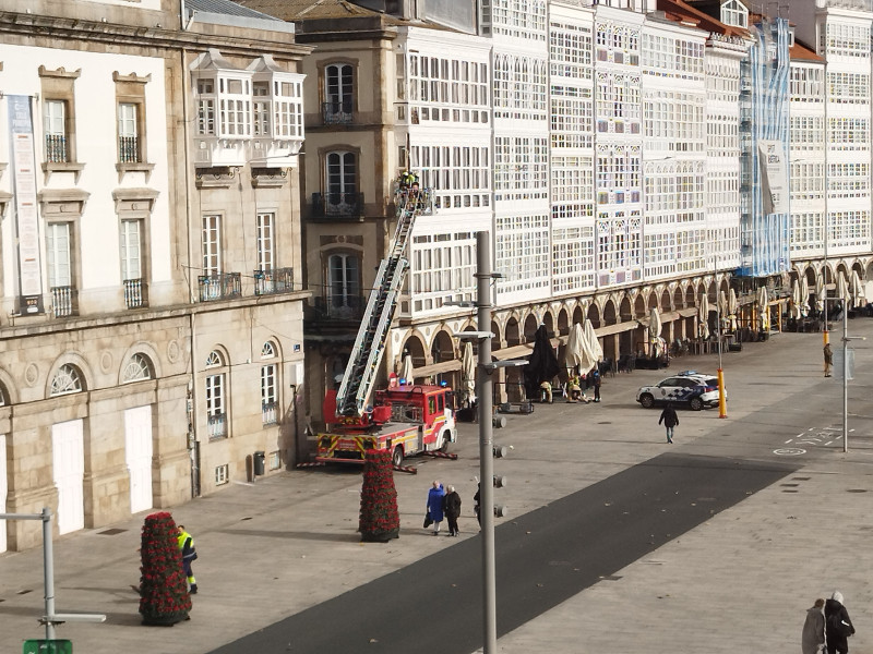 Bomberos atendiendo una incidencia de Éowyn en La Marina (A Coruña)