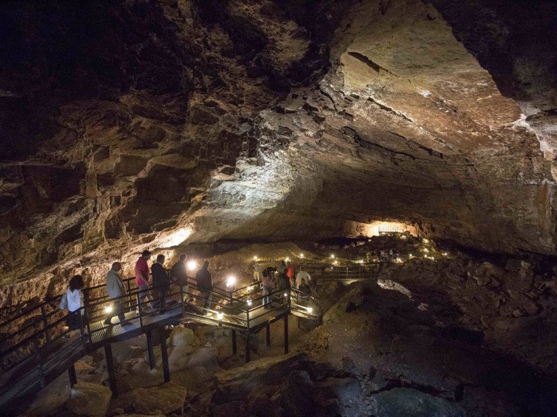 El Pendo en CamargoRecibirá este reconocimiento en el marco de las Jornadas Científicas organizadas por el 20 aniversario del descubrimiento de sus pinturas   SANTANDER, 16 (EUROPA PRESS)       La cueva de El Pendo, declarada Patrimonio de la Humanidad por la UNESCO en 2008 y ubicada en la localidad de Escobedo de Camargo, será la primera cavidad del continente declarada Patrimonio Rupestre y Europeo del Consejo de Europa.   La cavidad, que forma parte de la amplia red de cuevas con arte rupestre de Cantabria, será reconocida con esta distinción en el marco de las Jornadas Científicas 'La cueva de El Pendo 20 años después'.   Las jornadas están organizadas por la Consejería de Cultura del Gobierno de Cantabria en colaboración con el Ayuntamiento de Camargo y el Colectivo para la Ampliación de Estudios de Arqueología Prehistóricca (CAEAP) por el 20 aniversario del descubrimiento de 'Friso de las Pinturas' en el su interior.   El consejero de Educación, Cultura y Deporte, Ramón Ruiz, y la alcaldesa de Camargo, Esther Bolado, han presentado este miércoles en rueda de prensa estas jornadas, que se celebrarán los próximos 25 y 26 de agosto en la Bodega El Pendo, y lo han hecho acompañados del arqueólogo Ramón Montes, cuyo equipo descubrió las pinturas.   Las jornadas, en cuya presentación también han participado la directora general de Cultura, Marina Bolado, y el concejal de Turismo de Camargo, Eugenio Gómez, incluirán charlas de expertos en arte rupestre y turismo sostenible, además de visitas guiadas a la cueva y talleres de prehistoria para familias.   Ruiz ha explicado que la actividad conmemorativa servirá para poner en valor "un hito científico que fue determinante para potenciar el interés arqueológico y artístico" de la cueva de El Pendo, una cavidad que, en su opinión, "no es suficientemente conocida".   "Nuestro empeño es que la marca de las cuevas de Cantabria sea un elemento dinamizador de los territorios y en el caso de