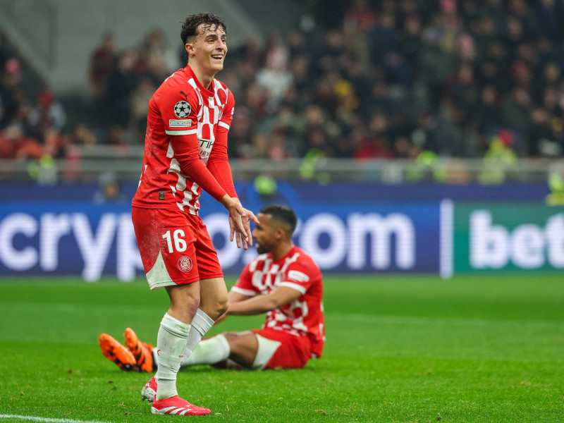 Dos jugadores del Girona se lamentan tras el gol del Milan.