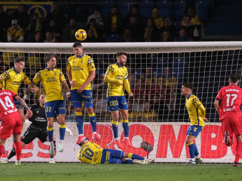 Rubén García lanza una falta en el partido entre Las Palmas y Osasuna.