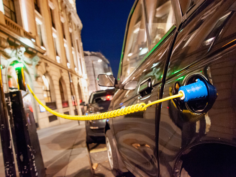 Punto de carga rápida de un vehículo eléctrico