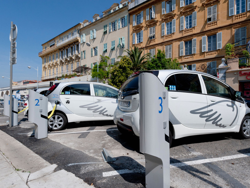 Enchufes de carga múltiple para vehículos eléctricos en zona urbana