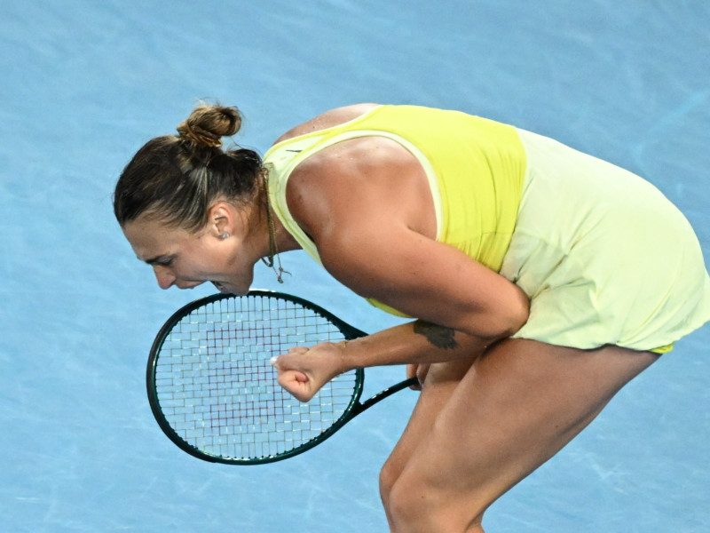 Aryna Sabalenka acabó desesperada y rompiendo la raqueta.