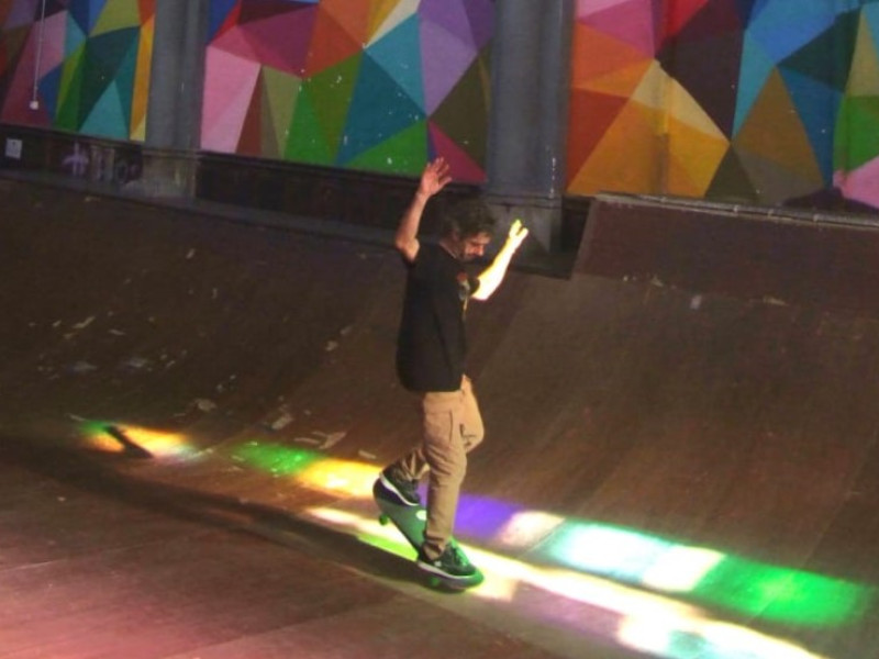 Quique practica skate en una pista creada en una iglesia desacralizada