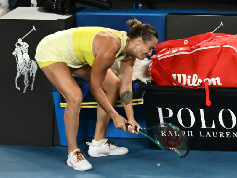 Sabalenka golpeando la raqueta