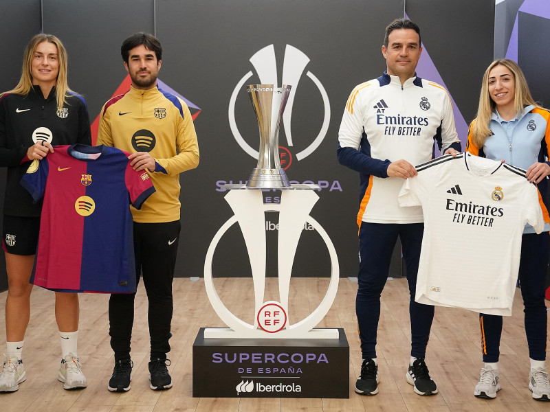 Capitanas y entrenadores de Barcelona y Real Madrid posan en la previa del partido.