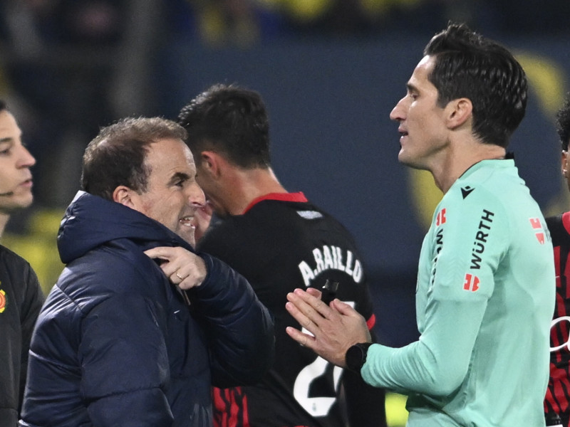 El árbitro Munuera Montero conversa con Jagoba Arrasate, entrenador del Mallorca