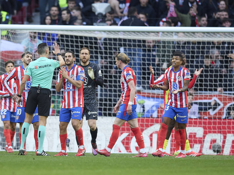 Los jugadores del Atlético protestan al árbitro