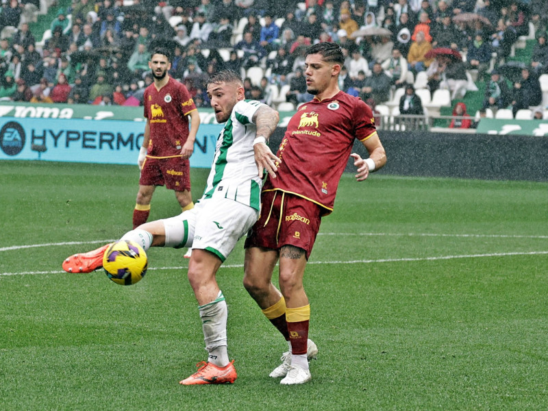 Javi Montero pelea por la posesión de la pelota