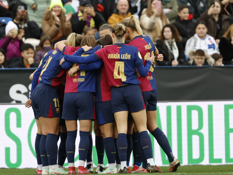 Las jugadoras del FC Barcelona celebran el primer gol conseguido por Graham Hansen, durante la final de la Supercopa femenina