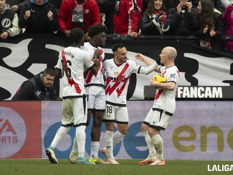 Nteka celebra el gol del Rayo Vallecano con sus compañeros