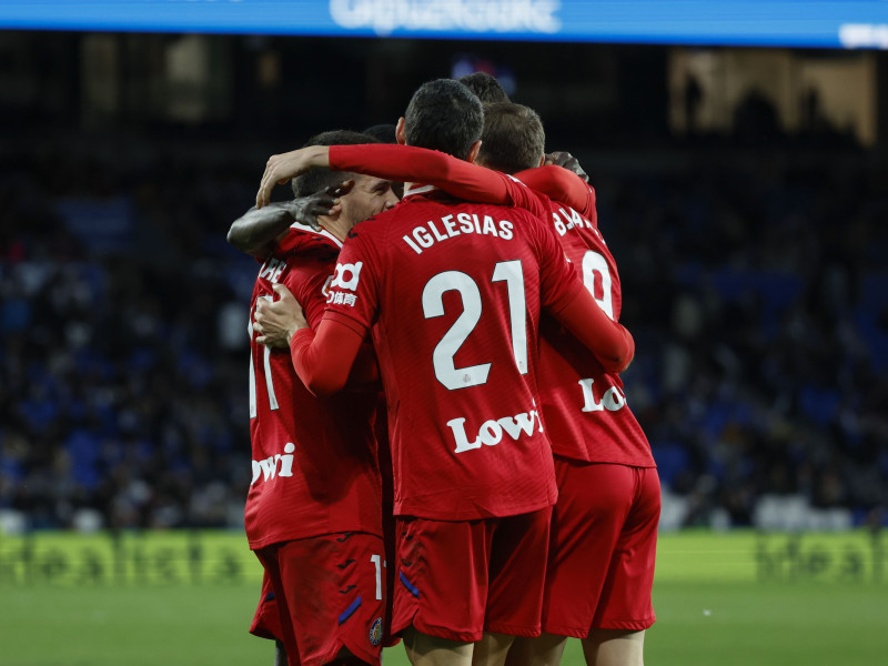 Los jugadores del Getafe celebran el segundo gol de Carles Pérez ante la Real Sociedad