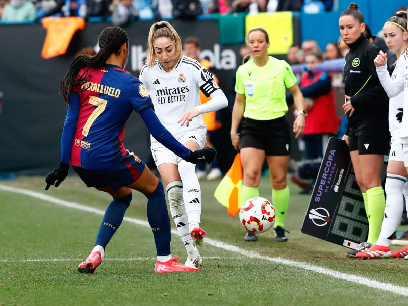 Olga Carmona, en la pugna con Salma Paralluelo, durante la final de la Supercopa femenina entre el Real Madrid y el Barcelona