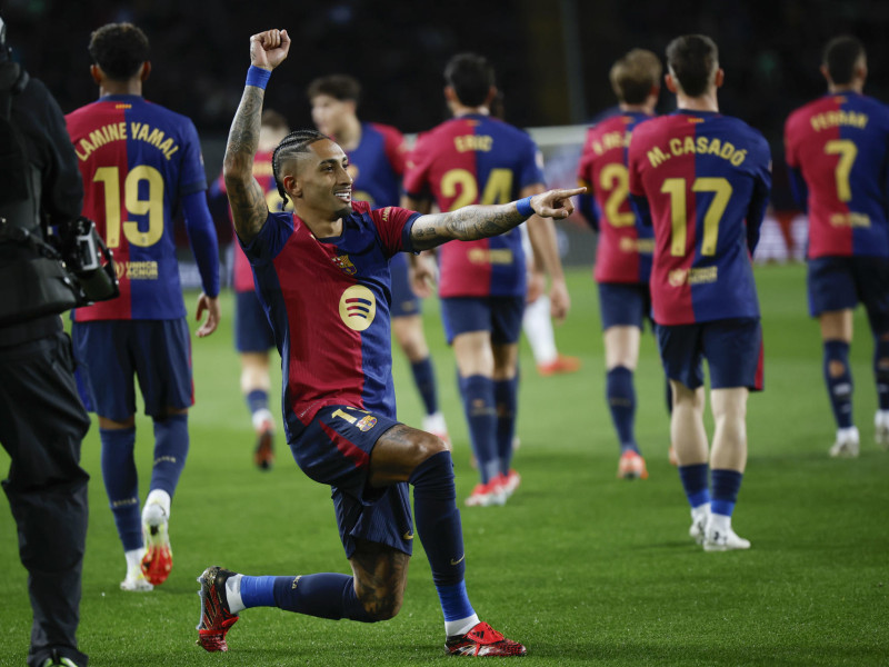 Raphinha celebra el 3-0 del Barcelona al Valencia