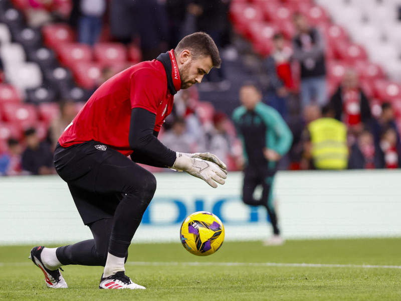 Unai Simón calienta antes de un partido del Athletic.