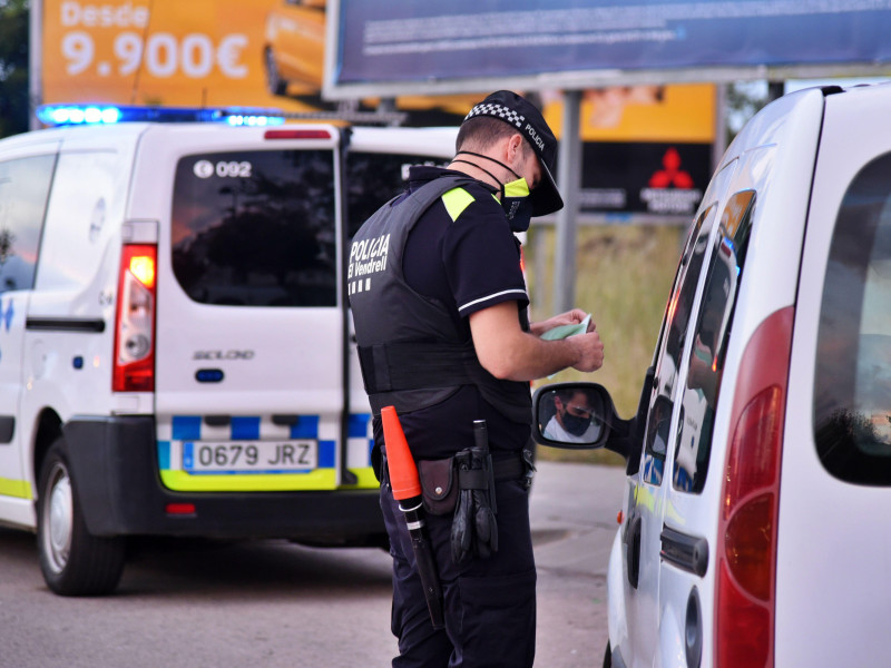 Un agente detiene a un vehículo tras activar un radar de velocidad en un control policial. La Policía Local del Vendrell realiza controles de velocidad mediante radar en el núcleo urbano donde la velocidad máxima está entre 30 y 50 km por hora y las multas oscilan entre los 100 € y los 600 € de multa y de 2 a 6 puntos de pérdida del carnet de conducir.