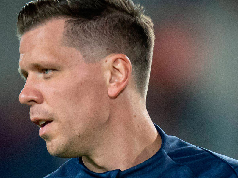 Szczesny realiza ejercicios de calentamiento antes del Barcelona-Valencia