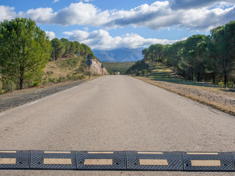 Reductores de velocidad instalados en una carretera local