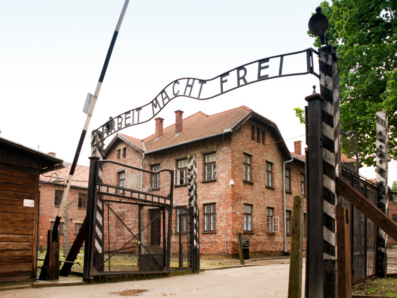 Puerta de entrada de Auschwitz I, donde se observa el letrero con la frase "Arbeit macht frei" ("El trabajo hace libre")