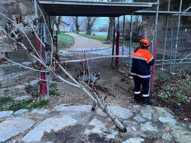 Cortado el paso inferior del Puente de Piedra en Zamora