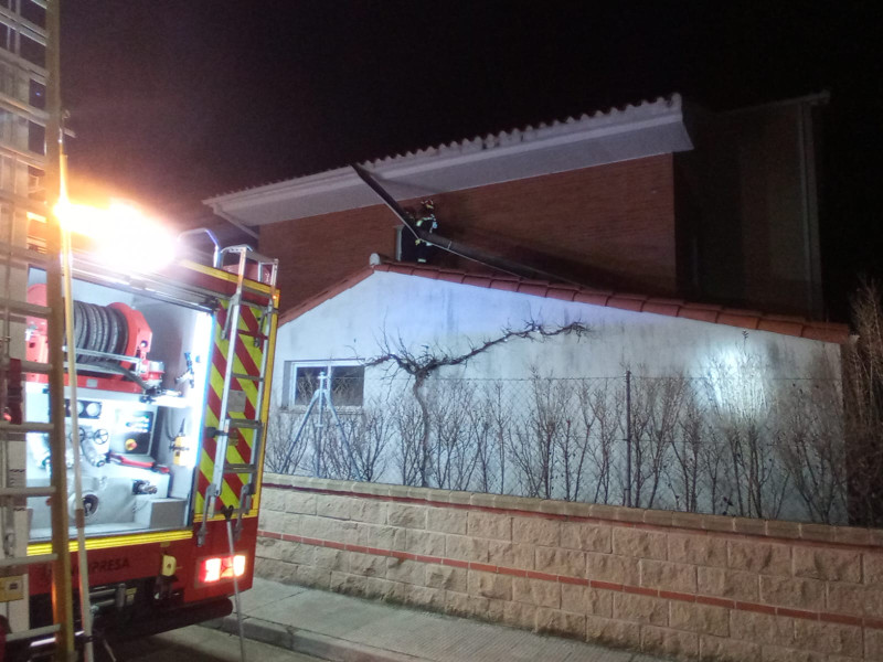 Los bomberos retiran un canalón en Moraleja