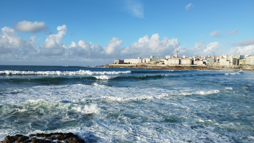 Olas en la ensenada del Riazor-Orzán