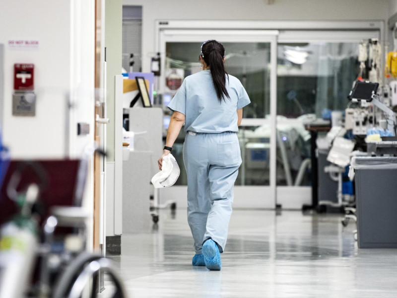 Una enfermera de la UCI del Hospital Sharp Grossmont, California (imagen de archivo)