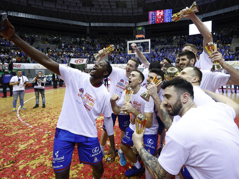 BURGOS, 25/01/2025.- Los jugadores del San Pablo Burgos celebran la victoria con el trofeo tras la final de la Copa de España de Baloncesto que Obradoiro y San Pablo Burgos jugaron este sábado en Burgos. EFE/Santi Otero